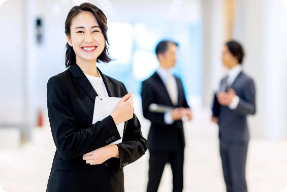 笑顔のスーツ姿の女性