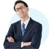 人材育成に悩む男性の写真